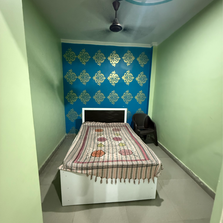 Room, sector 63a 1.5 Bedroom 600 Sq.Ft. Builder Floor In Sector 63a Noida 8768292