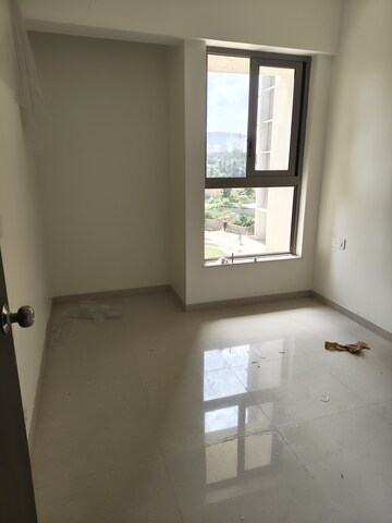Room in 2 BHK Apartment at Kalpataru Paramount, Kapur Bawdi – for Rent