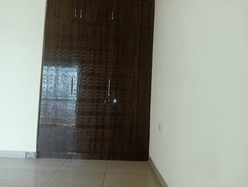 Furnished Amenities in 3 BHK Apartment at Landcraft Golflinks Plaza, Pandav Nagar – for Rent