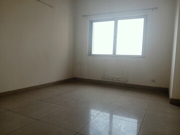 Room in 3 BHK Apartment at Landcraft Golflinks Plaza, Pandav Nagar – for Rent