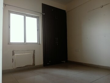 Room in 3 BHK Apartment at Landcraft Golflinks Plaza, Pandav Nagar – for Rent