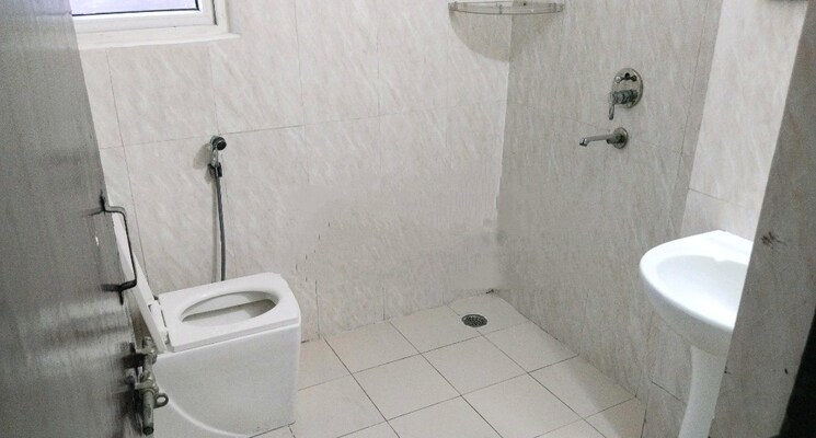 Bathroom, amrapali-princely-estate 2 Bedroom 1015 Sq.Ft. Apartment In Sector 76 Noida 8768531
