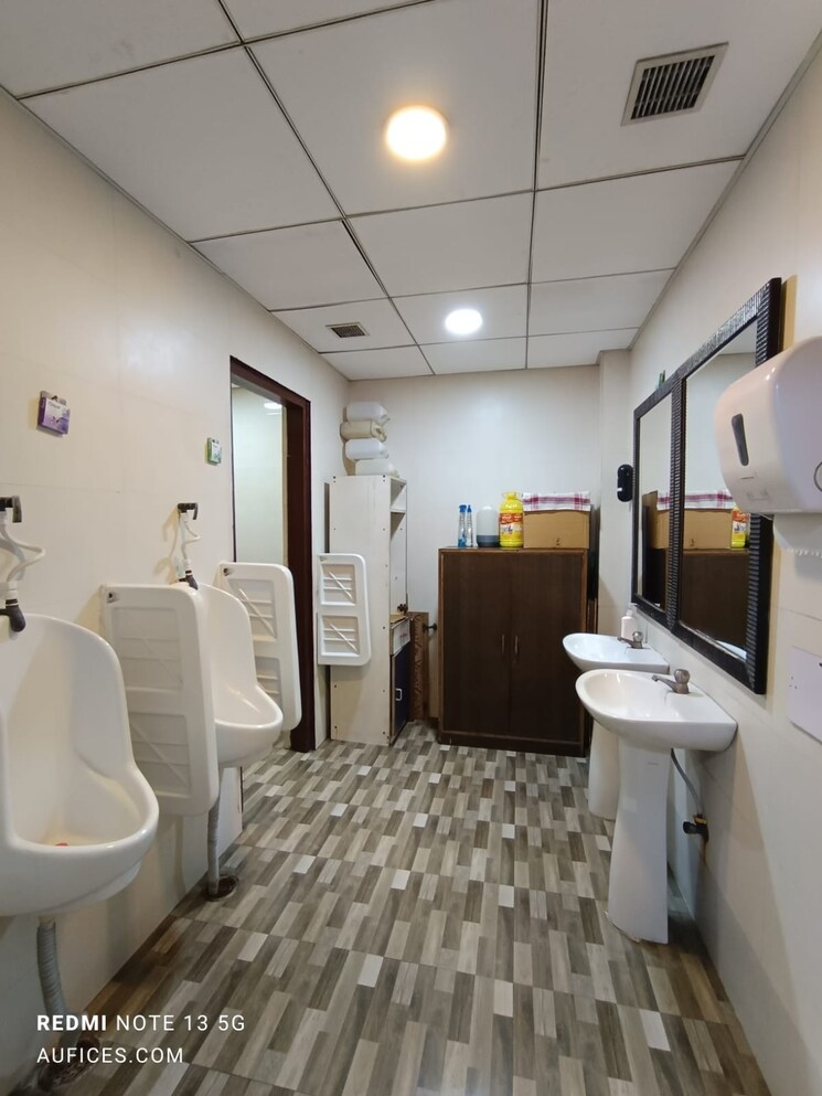 Washroom, sector 63 Commercial Office Space 2700 Sq.Ft. In Sector 63 Noida 8768805