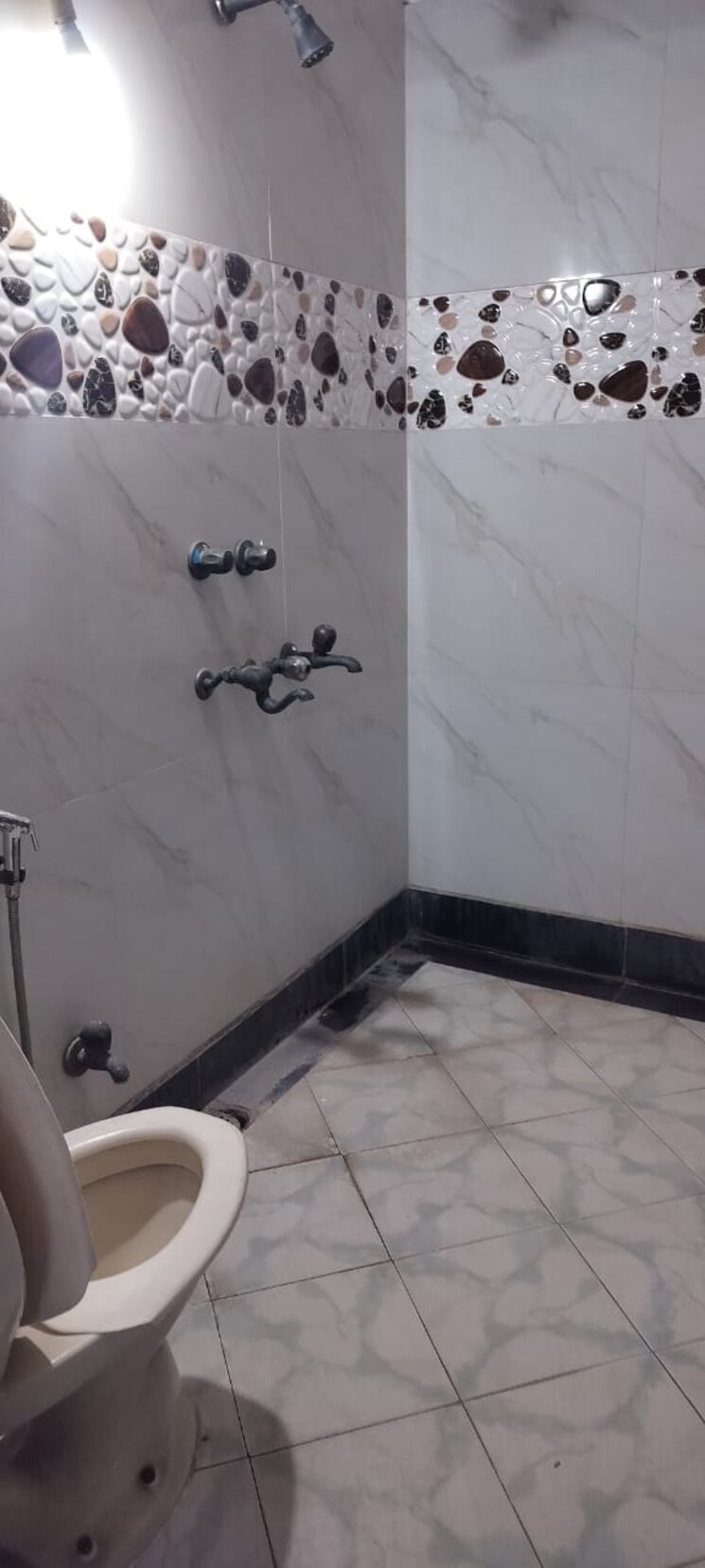 Bathroom, arun-vihar-sector-37 2 Bedroom 750 Sq.Ft. Apartment In Sector 37 Noida 8768871