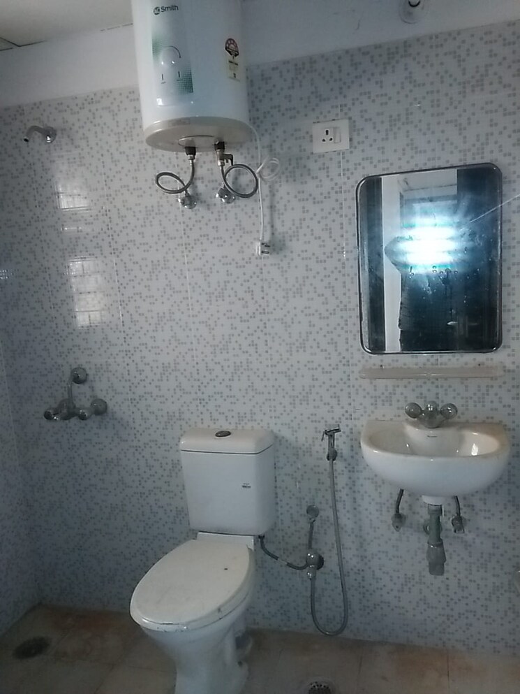 Bathroom, srs-pearl-floors 3 Bedroom 1250 Sq.Yd. Apartment In Sector 88 Faridabad 8769042