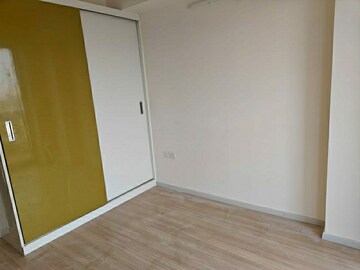 Room in 3 BHK Apartment at DLF The Skycourt, Sector 86 – for Rent