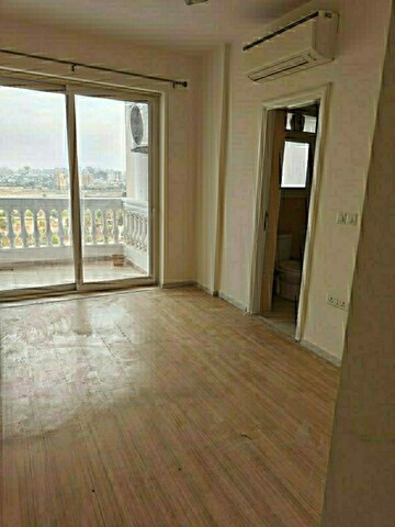 Room in 3 BHK Apartment at DLF The Skycourt, Sector 86 – for Rent