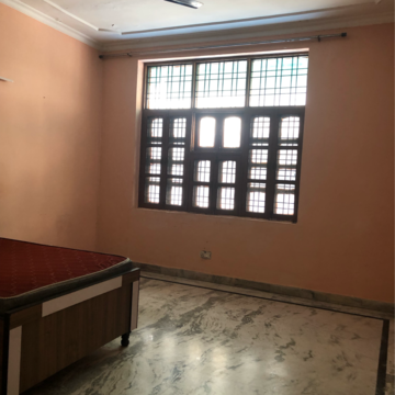 Room in 3.5 BHK Villa at Sector 23 – for Rent