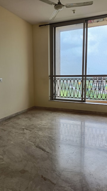 Room in 1.5 BHK Apartment at Hiranandani The Walk Castalia, Ghodbunder Road – for Rent