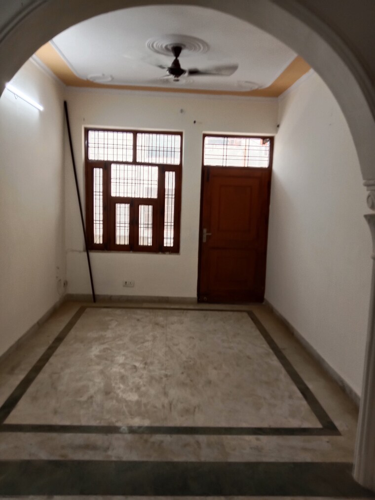 Room, green fields colony 3 Bedroom 1300 Sq.Ft. Builder Floor In Green Fields Colony Faridabad 8769335