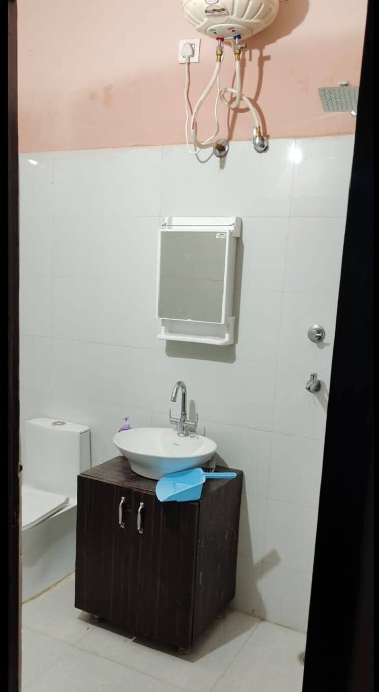 Bathroom, sector 14 5 Bedroom 450 Sq.Mt. Builder Floor In Sector 14 Noida 8769421