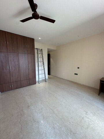 Room in 3 BHK Apartment at Santacruz West – for Rent