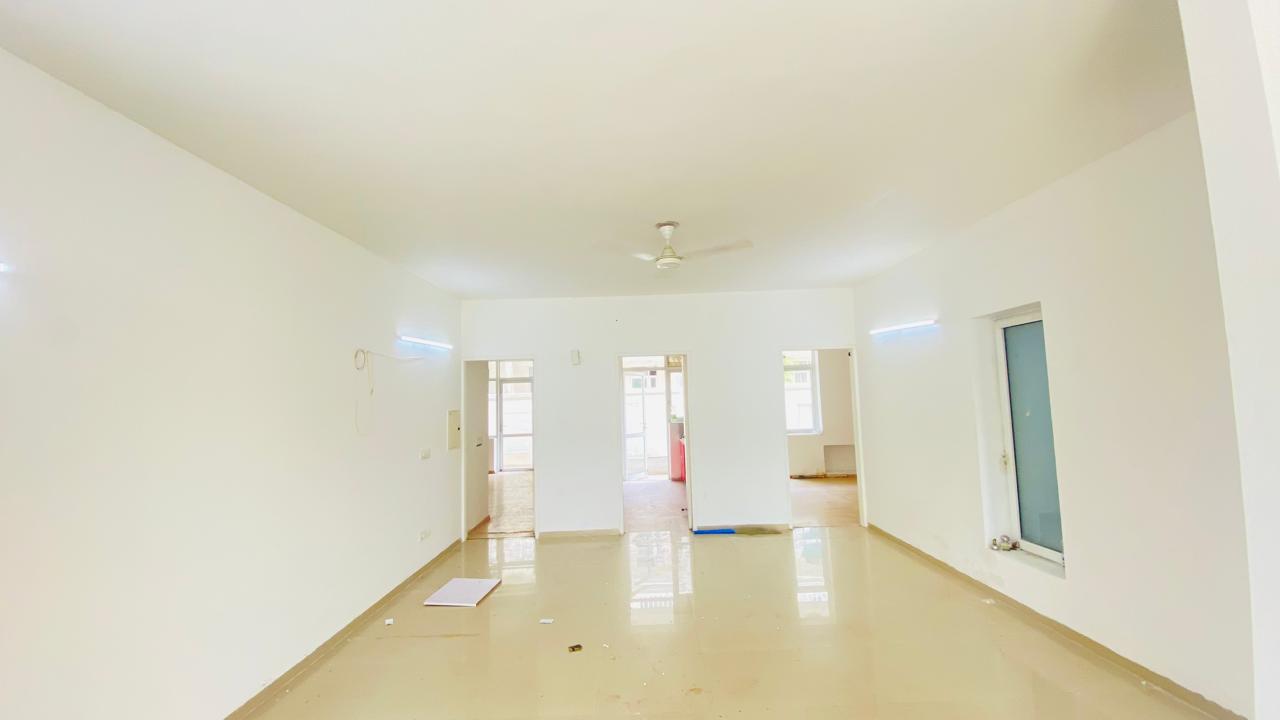 3 BHK + Servant Room 1880 Sq.Ft. Builder Floor in DLF Hyde Park