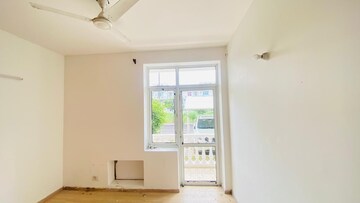 Room in 3 BHK Builder Floor at DLF Hyde Park, South Mullanpur – for Rent