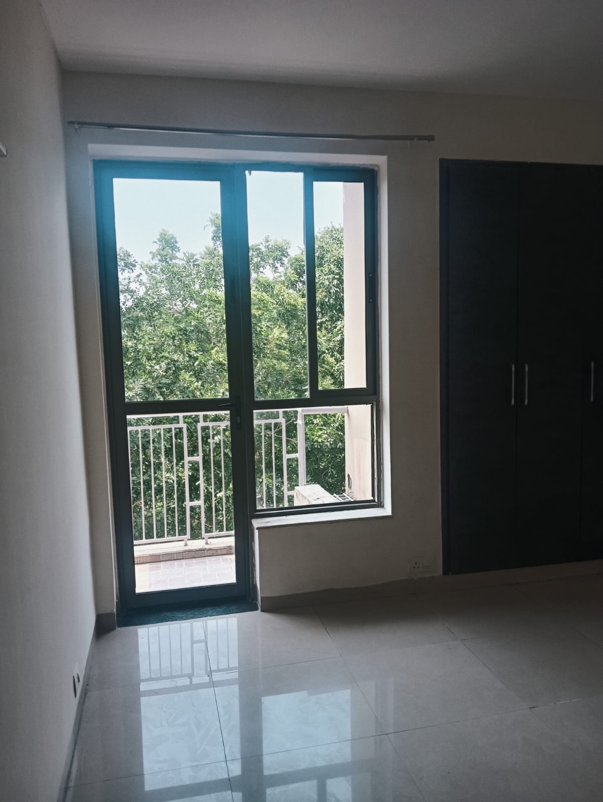 3 BHK + Servant Room Apartment For Rent in Unitech Uniworld Gardens 2