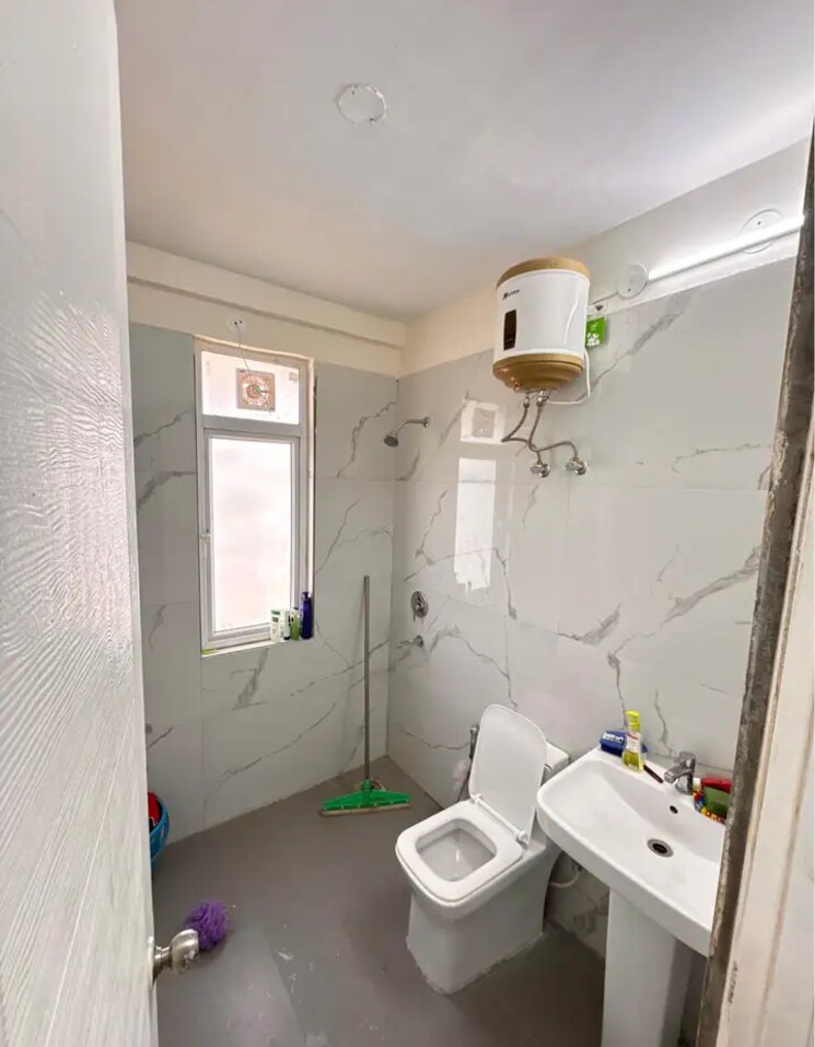 Bathroom, vip road 1 Bedroom 900 Sq.Ft. Apartment In Vip Road Zirakpur 8769572