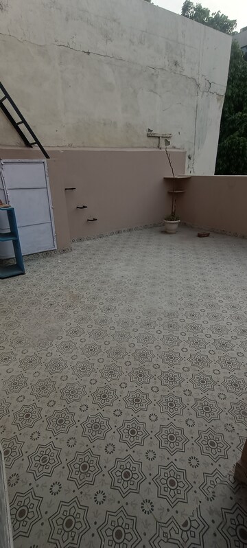 Room in 3.5 BHK Builder Floor at Kalkaji – for Rent