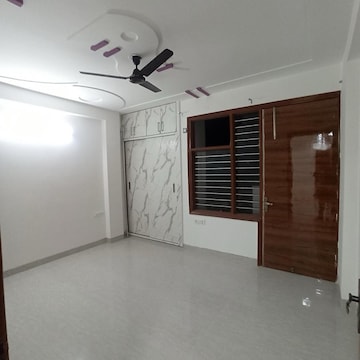 Room in 3 BHK Builder Floor at BPTP Amstoria, Sector 102 – for Rent