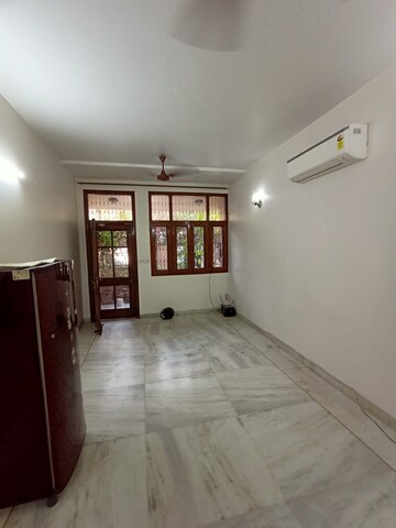 Room in 3 BHK Apartment at RWA Chittaranjan Park Block R, Chittaranjan Park – for Rent
