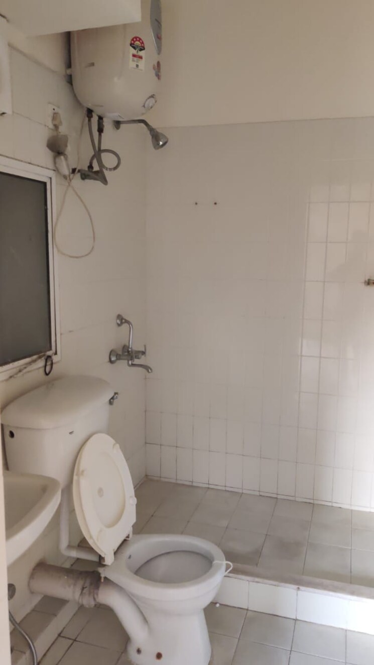 Bathroom, dlf-the-carlton-estate 3 Bedroom 1267 Sq.Ft. Apartment In Dlf Phase V Gurgaon 8769717