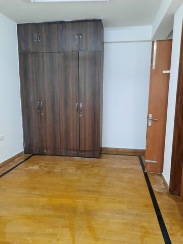 Room in 3 BHK Apartment at Vipul Belmonte, Sector 53 – for Rent