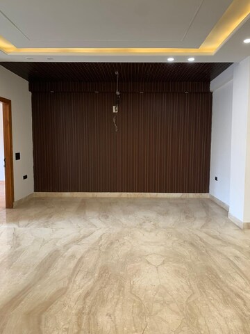 Room in 3 BHK Builder Floor at Faridabad Central – for Sale
