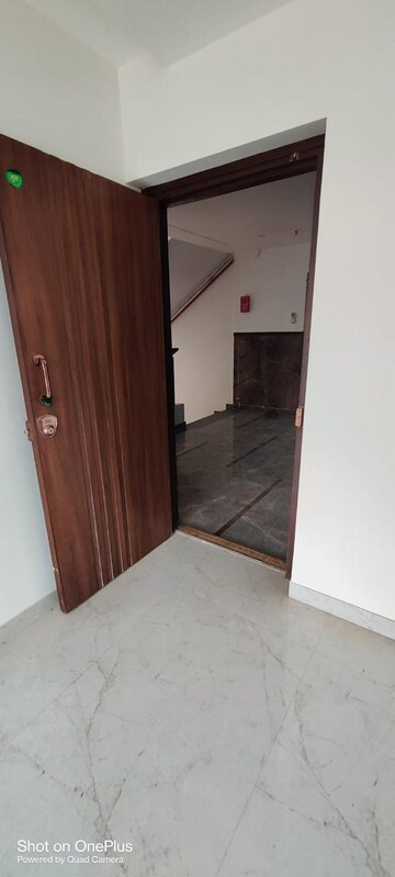 Room in 2 BHK Apartment at Parsh Elegance, Andheri West – for Rent