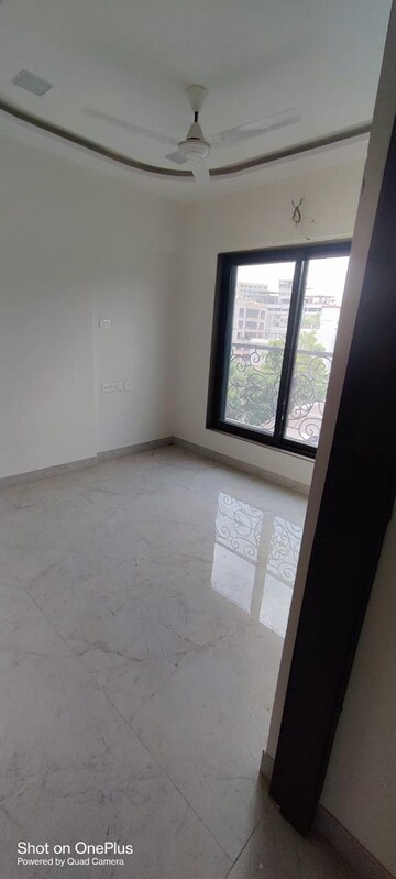 Room in 2 BHK Apartment at Parsh Elegance, Andheri West – for Rent