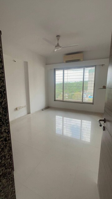 Room in 3 BHK Apartment at Group Seven Rushi Heights, Goregaon East – for Rent