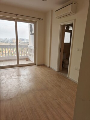 Room in 3 BHK Apartment at DLF The Skycourt, Sector 86 – for Sale