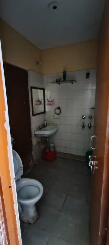 Bathroom in 2.5 BHK Apartment at Unitech Escape, Sector 50 – for Rent