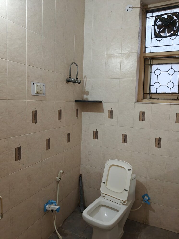 Bathroom, sector 31 4 Bedroom 450 Sq.Mt. Builder Floor In Sector 31 Noida 8770072
