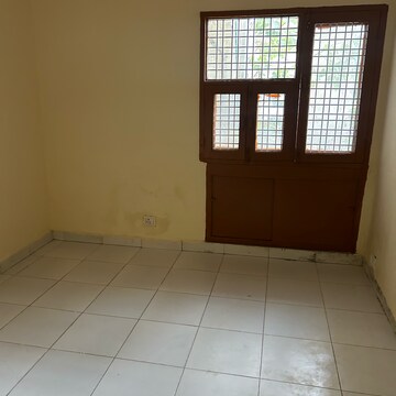 Room in 2 BHK Apartment at Rwa Jalvayu Vihar Noida, Sector 25 – for Rent