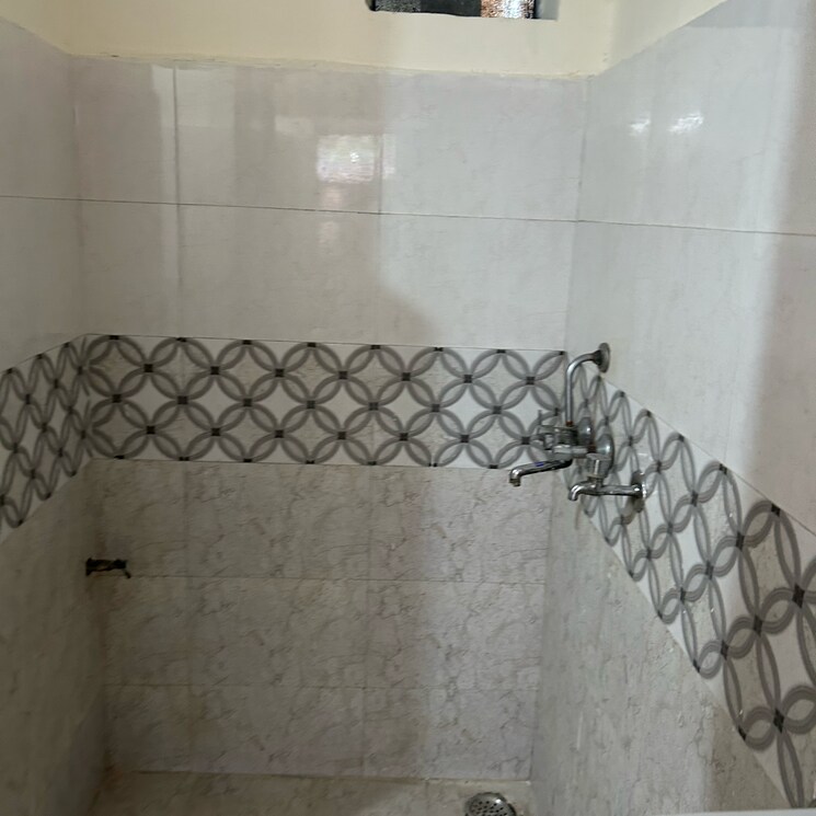 Bathroom, rwa-jalvayu-vihar-noida 2 Bedroom 850 Sq.Ft. Apartment In Sector 25 Noida 8770095