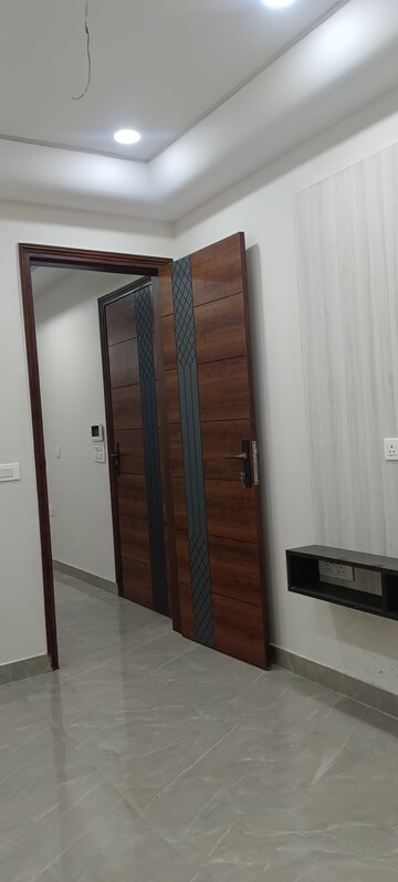 Building Lobby in 2 BHK Builder Floor at Janakpuri – for Sale