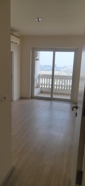 Room in 3 BHK Apartment at DLF The Skycourt, Sector 86 – for Sale