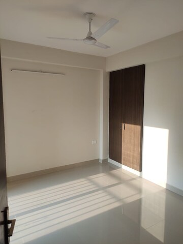 Room in 2 BHK Apartment at Supertech Ecociti, Sector 137 – for Rent