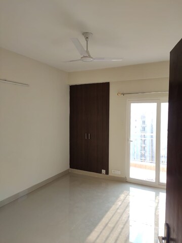 Room in 2 BHK Apartment at Supertech Ecociti, Sector 137 – for Rent