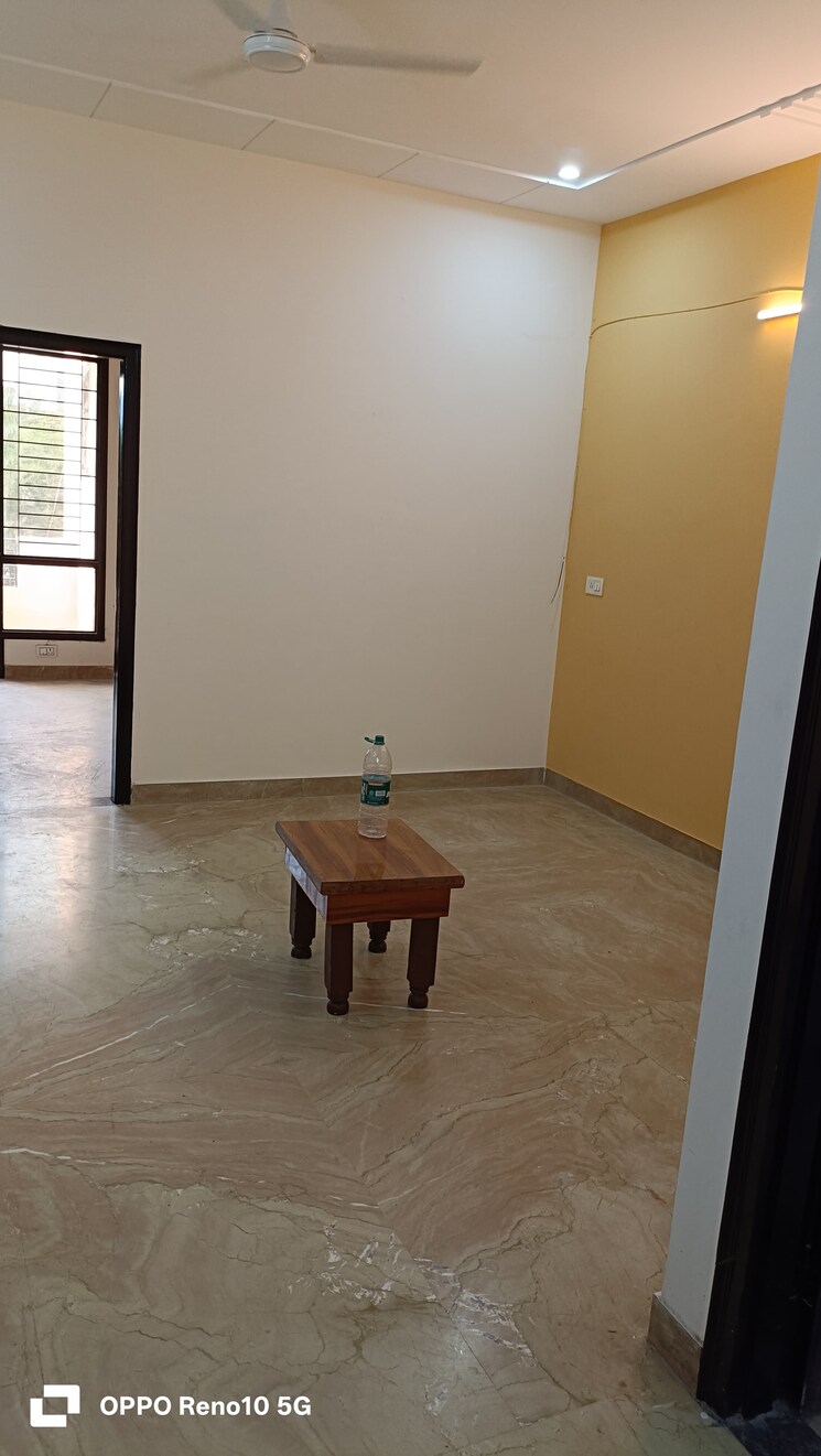 Room, sector 52 3 Bedroom 240 Sq.Yd. Builder Floor In Sector 52 Gurgaon 8770471