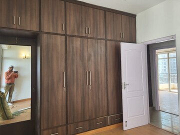 Furnished Amenities in 4 BHK Apartment at DLF Belvedere Towers, Sector 24 – for Rent