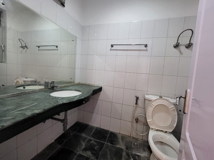 Bathroom, dlf-belvedere-towers 4 Bedroom 2250 Sq.Ft. Apartment In Sector 24 Gurgaon 8770345