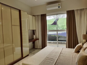 Room in 4 BHK Apartment at Koregaon Park – for Sale
