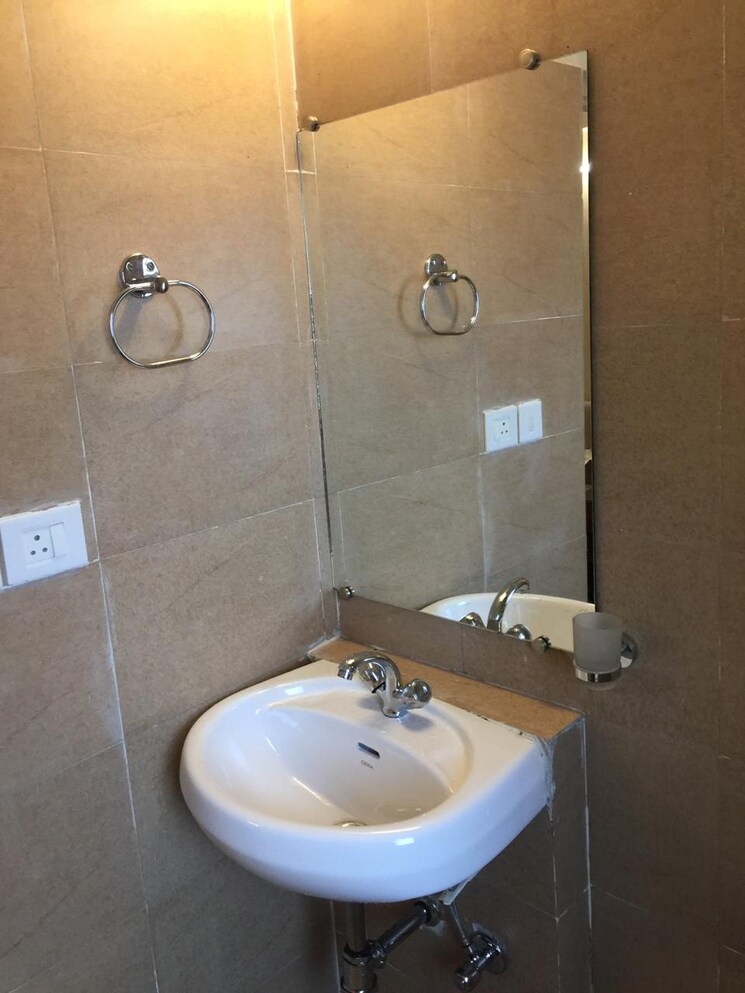 Bathroom, paras-tierea 1 Bedroom 495 Sq.Ft. Apartment In Sector 137 Noida 8770436