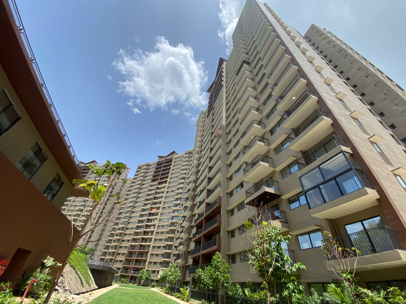 2 BHK Apartment For Rent in Shapoorji Pallonji Vanaha Golfland