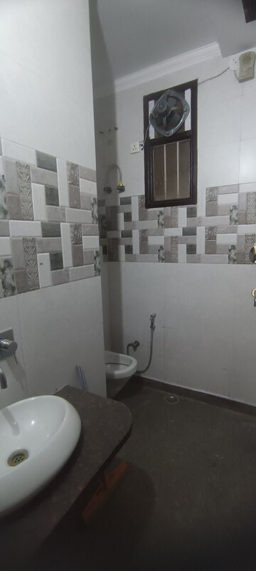 Bathroom in 3.5 BHK Builder Floor at Fateh Nagar – for Rent