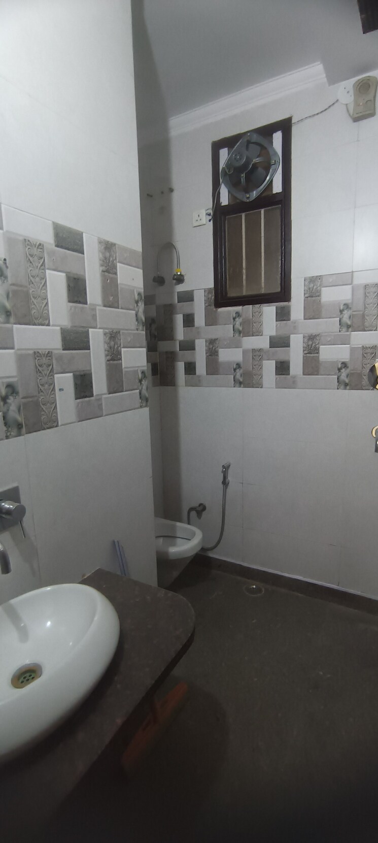 Bathroom, fateh nagar 3.5 Bedroom 1000 Sq.Ft. Builder Floor In Fateh Nagar Delhi 8770603