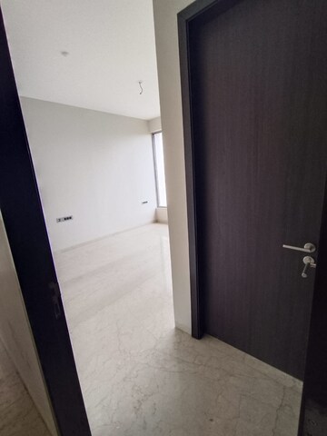 Room in 4 BHK Apartment at Oberoi Enigma, Mulund West – for Sale