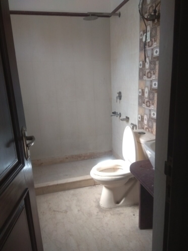 Bathroom, friends colony 4 Bedroom 333 Sq.Yd. Builder Floor In Friends Colony Delhi 8770691