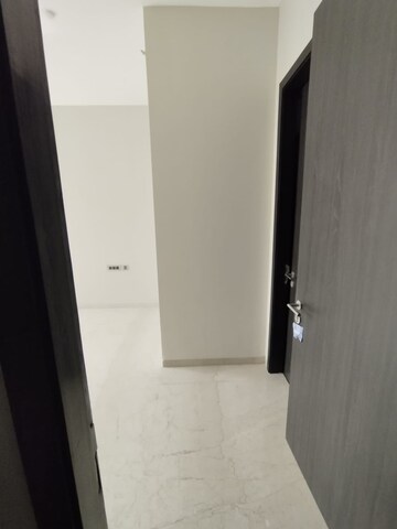 Room in 4 BHK Apartment at Oberoi Enigma, Mulund West – for Sale