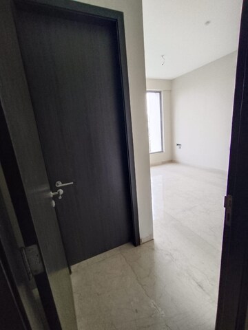 Room in 4 BHK Apartment at Oberoi Enigma, Mulund West – for Sale